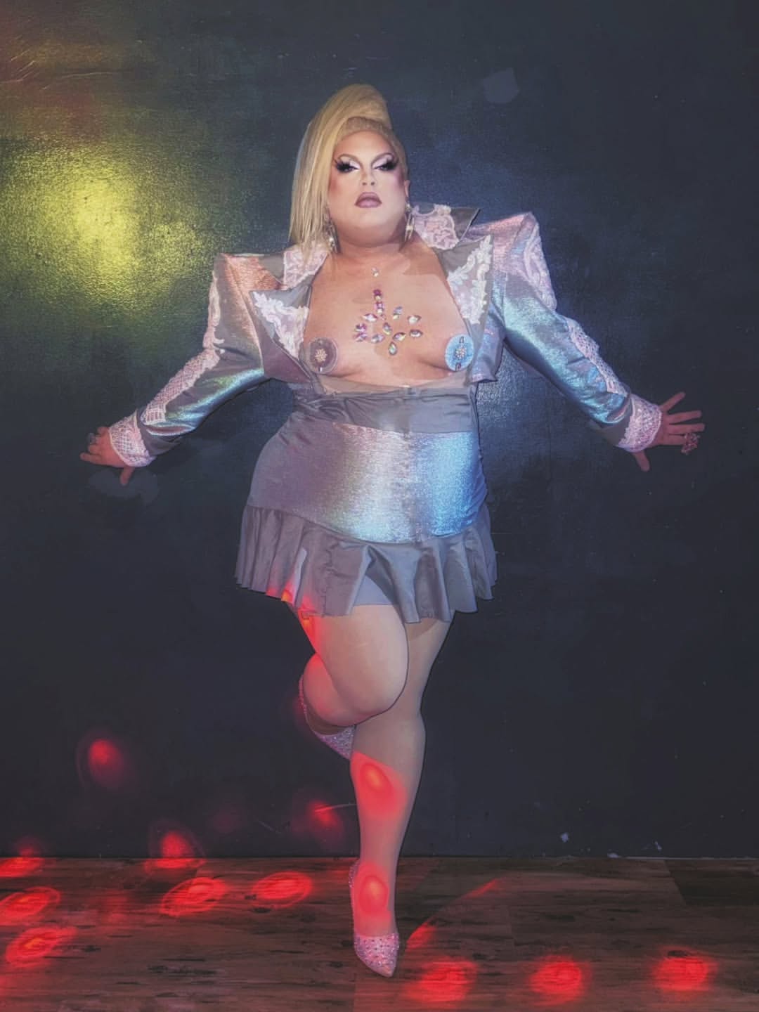 Patrón de costura para chaqueta corta puntiaguda estilo drag queen