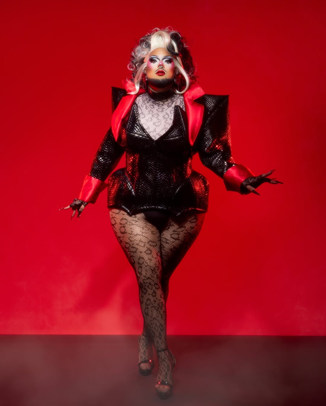 Patrón de costura para chaqueta corta puntiaguda estilo drag queen