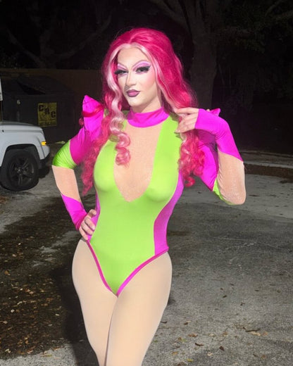 Patrón de costura de malla con hombros en punta y bloques de color para drag queens