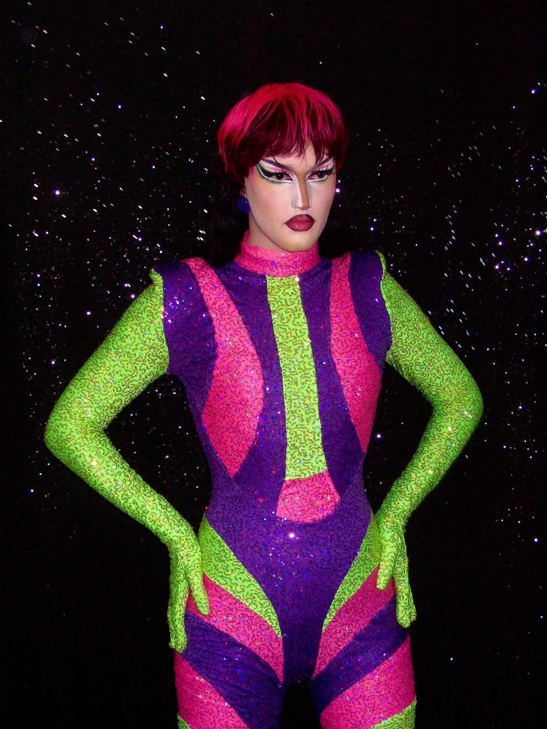 Patrón de costura para mono de cuerpo entero con rayas plateadas de Rubén Isaza